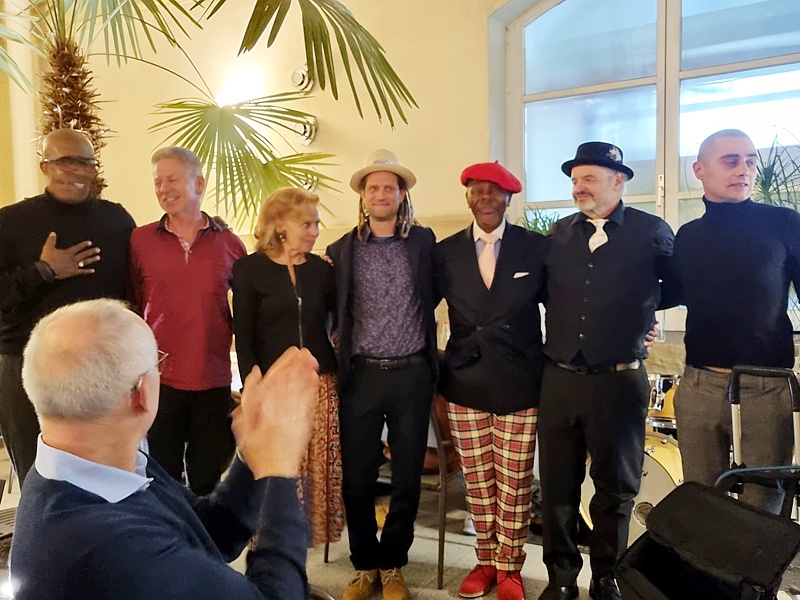 Die Crew vom Logo Trio-George Bailey